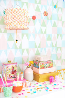 Kinderkamer-behang-Majvillan-Alice-Candy-kamer